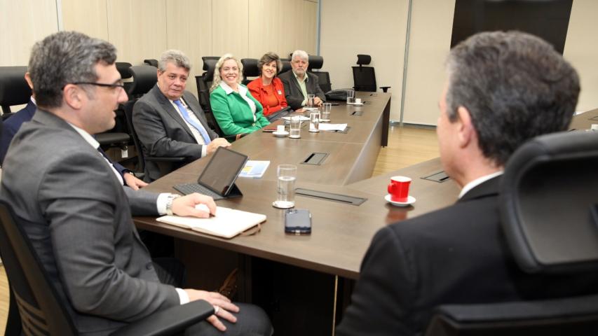Foto dos presentes na reunião com o ministro da Pesca, André de Paula