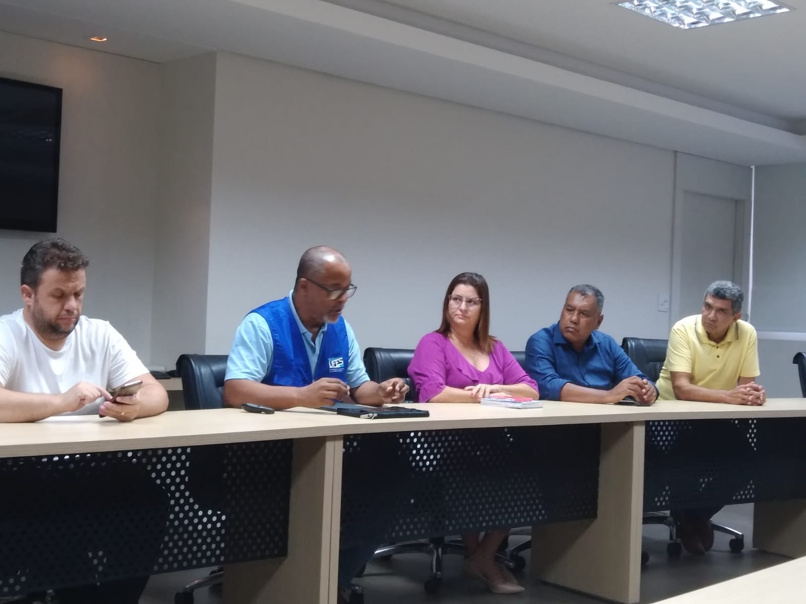Recorte da imagem da reunião, onde aparecem cinco participantes, incluindo o prefeito Sérgio Vidigal, sentados em uma mesa 