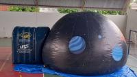 Foto do planetário inflável, que tem seis metros de diâmetro e um domo para a projeção de filmes