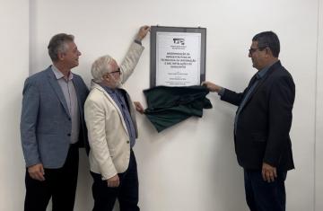 O vice-reitor Roney Pignaton, o reitor Paulo Vargas e o superintendente Renan Teixeira descerram a placa de inauguração do novo data center