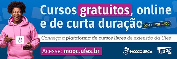 imagem de divulgação da plataforma de cursos livres da Ufes, contendo fundo azul com o seguinte título no topo:  "Cursos gratuitos, online e de curta duração. Do lado esquerdo, está a imagem de um rapaz negro, sorridente.  Do lado direito, está o texto: "conheça a plataforma de cursos livres da Ufes". Abaixo encontram-se: o texto com link (acesse mooc.ufes.br), a marca da plataforma e a marca da Ufes