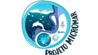 Logomarca do projeto MicroMar, em formato arredondado, traz referência ao fundo do mar em tons azuis e o formato de um golfinho na cor branca