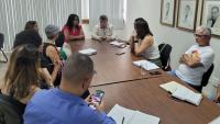 Foto da sala de reuniões onde aparecem o reitor, a vice-reitora e membros da diretoria da Adufes