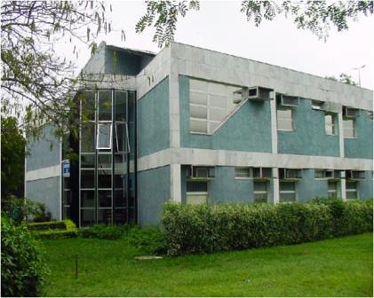 Prédio de dois andares, azul claro com janelas de vidro