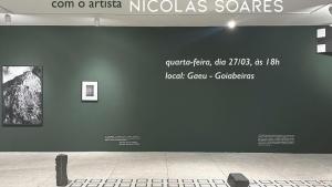 Convite para a visita com a imagem de uma parede da galeria onde está montada a exposição.