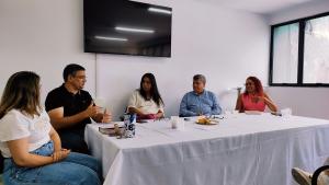 Foto da reunião com o reitor e a vice-reitora da Ufes, as diretoras dos centros de ensino de Alegre e o prefeito do município.