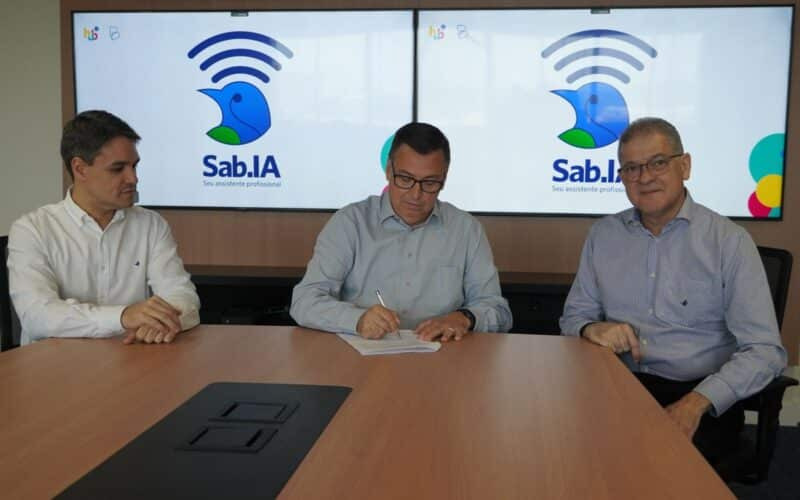 Da esquerda para a direita, o diretor Vicente Duarte; o diretor-presidente do Banestes, José Amarildo Casagrande; e o professor Alberto de Souza. Foto com o diretor Vicente Duarte; o diretor-presidente do Banestes, José Amarildo Casagrande, assinando o contrato; e o professor Alberto de Souza.