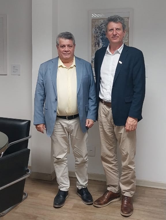 O reitor da Ufes, Eustáquio de Castro, e o diretor da Embrapa, Clenio Pillon O reitor da Ufes, Eustáquio de Castro, e o diretor da Embrapa, Clenio Pillon, posam para a foto em pé, em uma sala