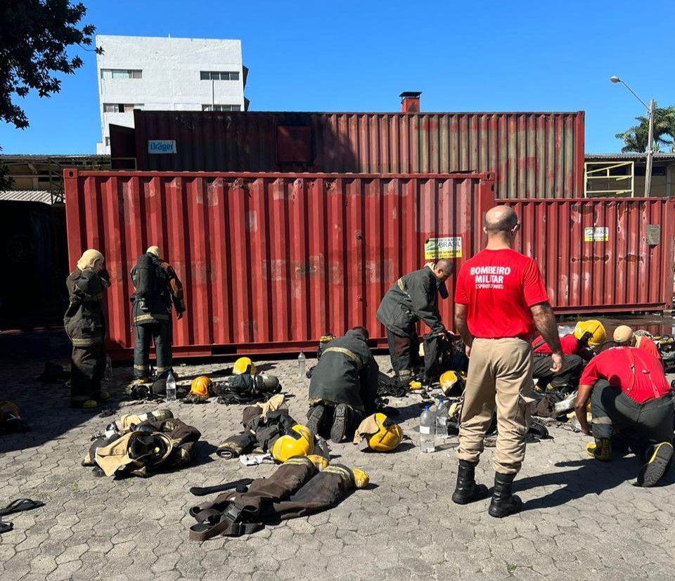 Foto de um grupo de bombeiros se preparando para um treinamento