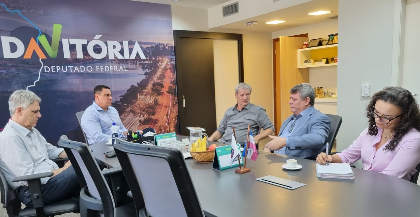 Foto da reunião com os participantes em torno da mesa