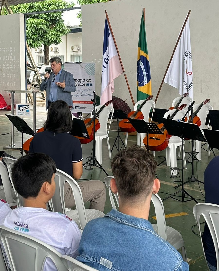 Foto do reitor na abertura da Semana do Servidor, em Alegre