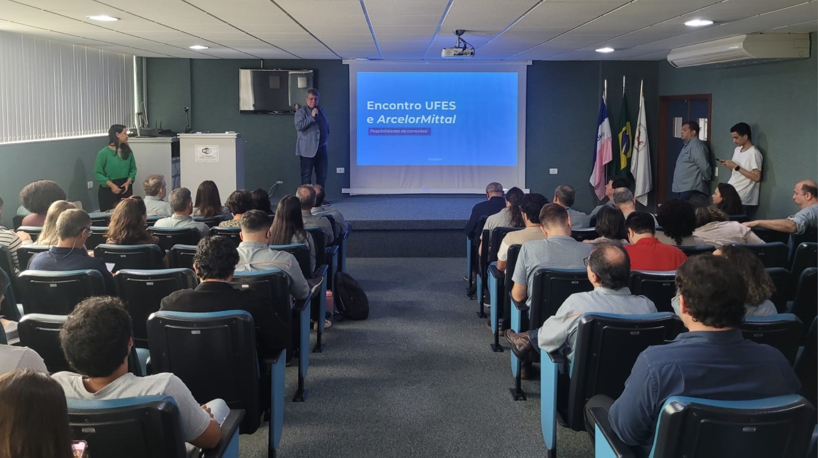 Foto do reitor da Ufes falando aos presentes no auditório do LabPetro