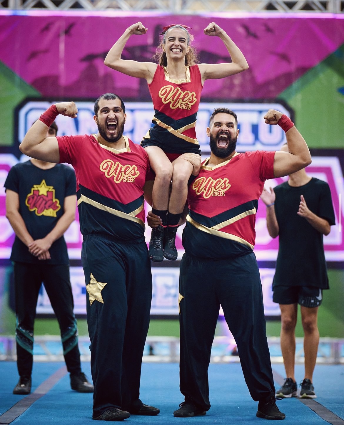 Foto dos estudantes Victor Hugo Dias, Ana Carolina Demartha e Roni Guimarães na competição de Cheerleading