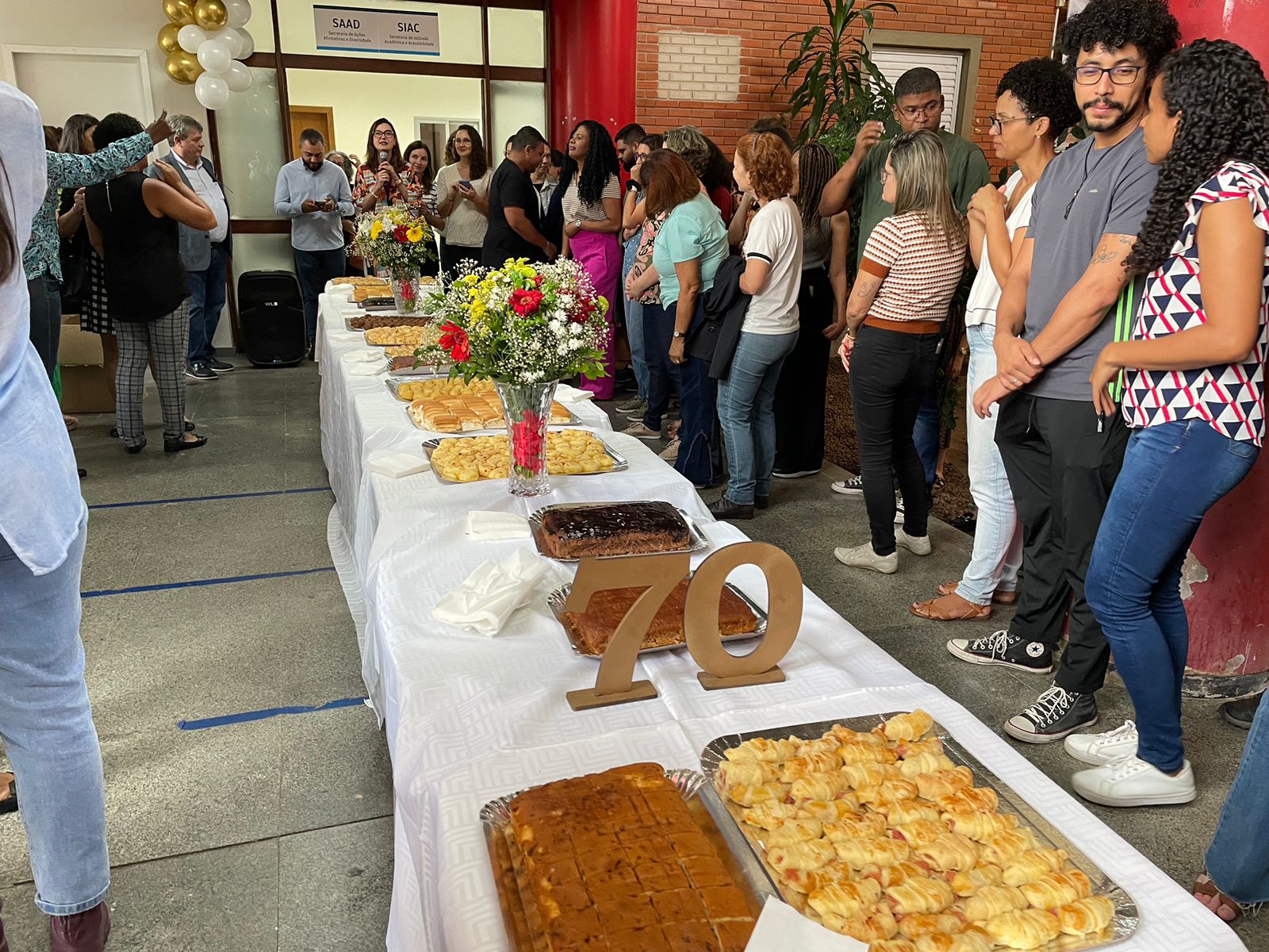 Foto da mesa do café da manhã integrativo oferecido aos servidores