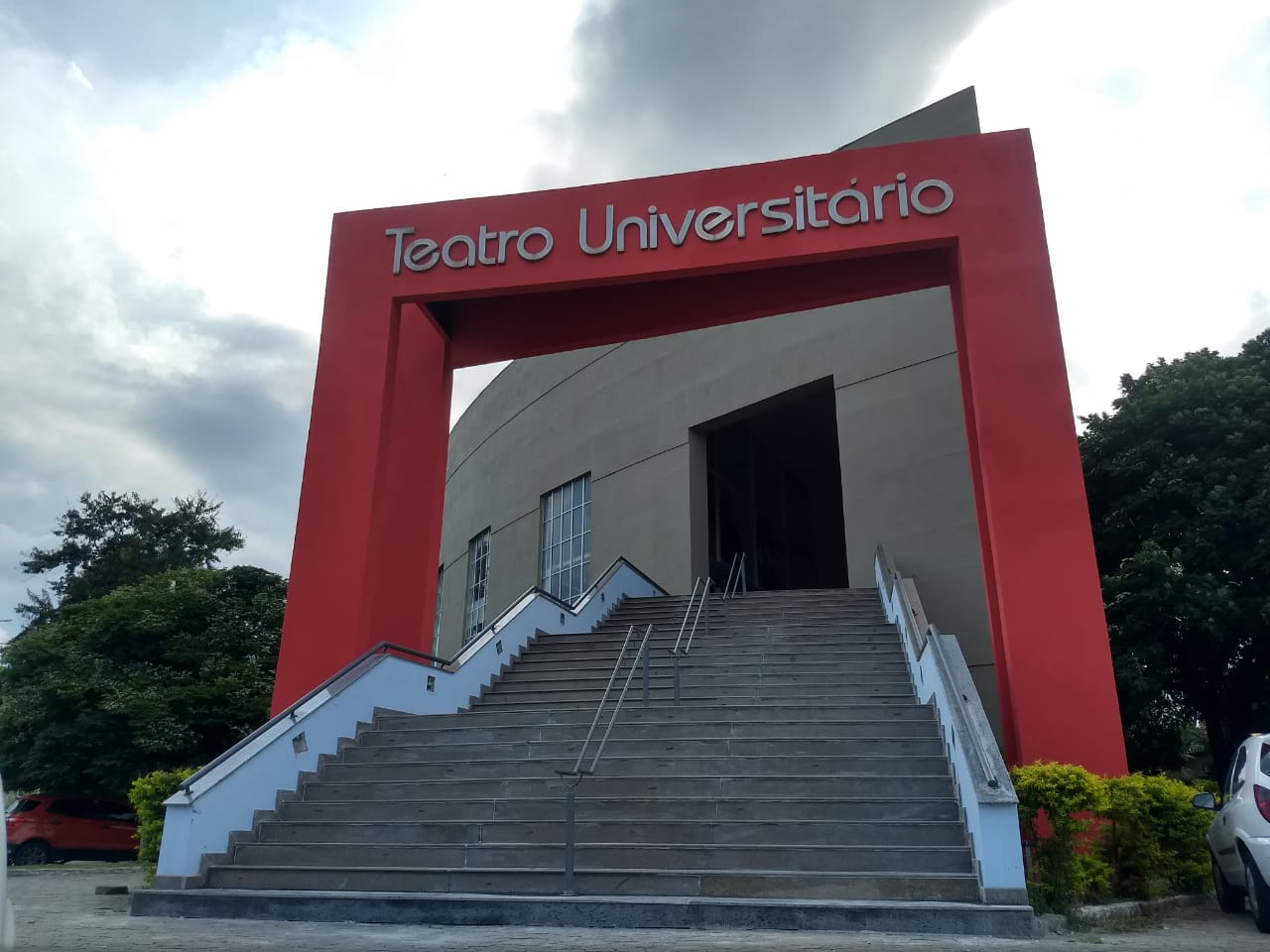 Foto da fachada do Teatro Universitário