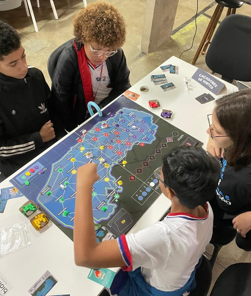 Foto de quatro alunos jogando durante uma aula com a aplicação da metodologia