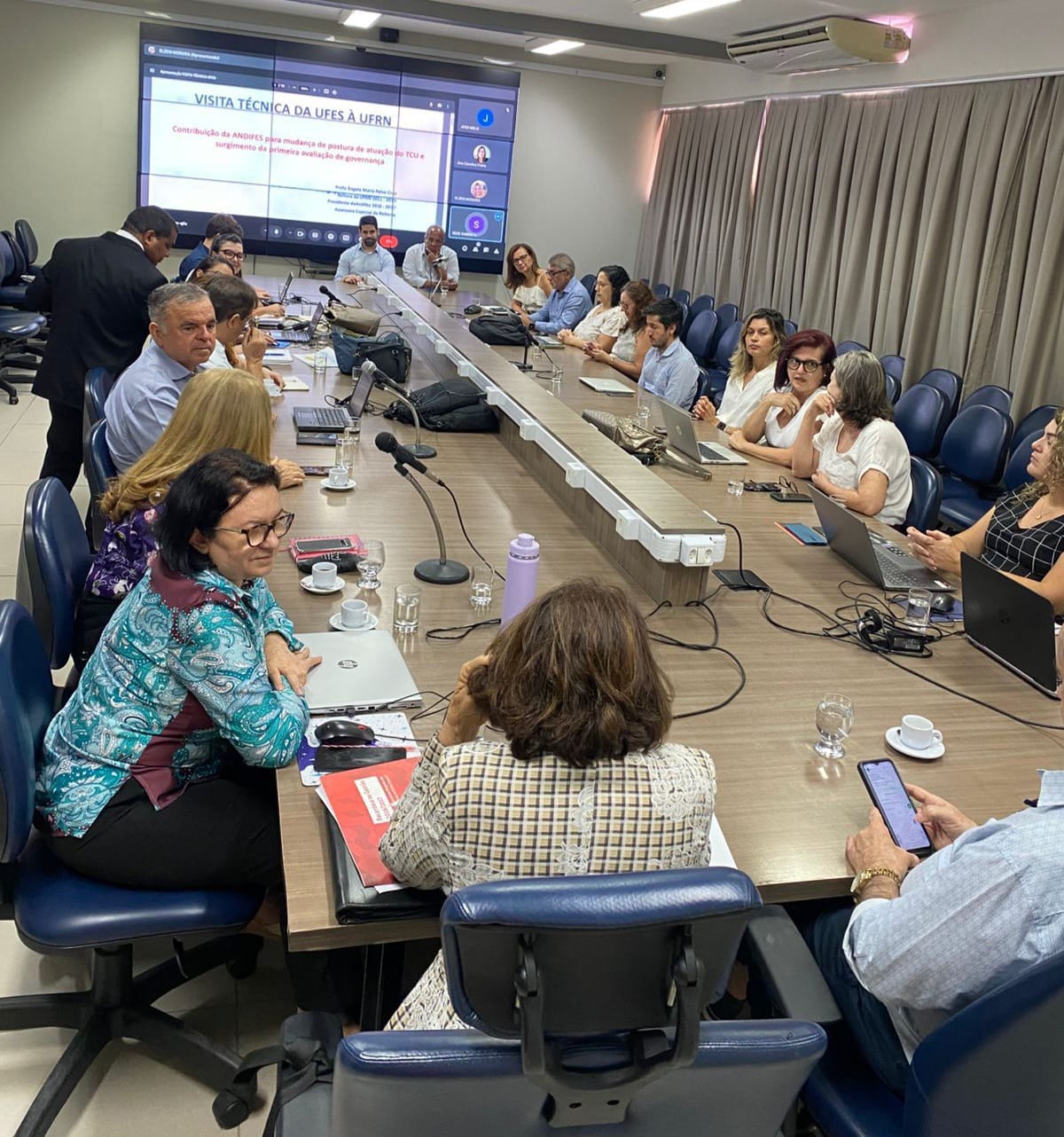 Durante visita técnica, a equipe da Ufes conheceu o sistema de governança da UFRN Mesa de reuniões com as equipes da Ufes e da UFRN