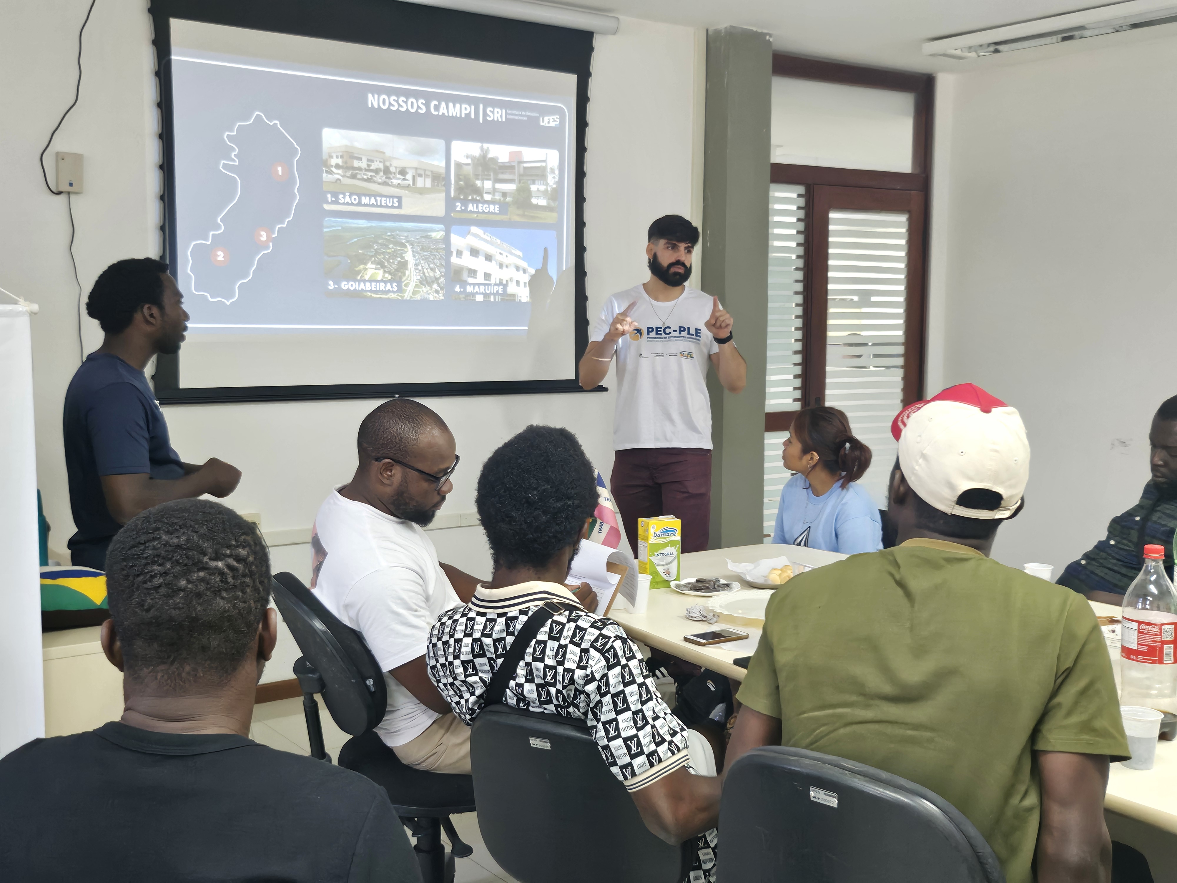 Equipe da SRI realiza apresentação para estudantes estrangeiros