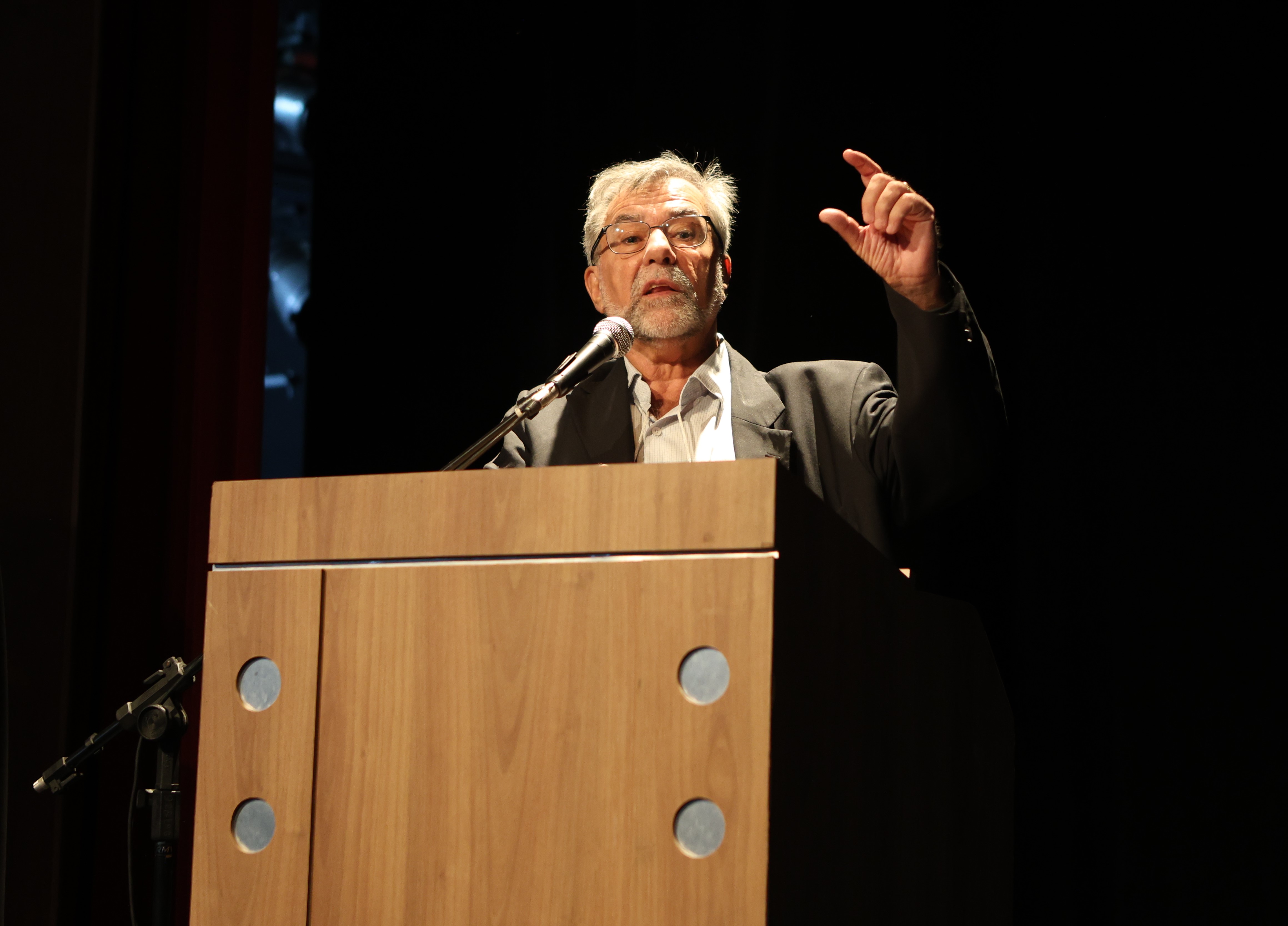 Foto do cientista Paulo Artaxo falando no púlpito