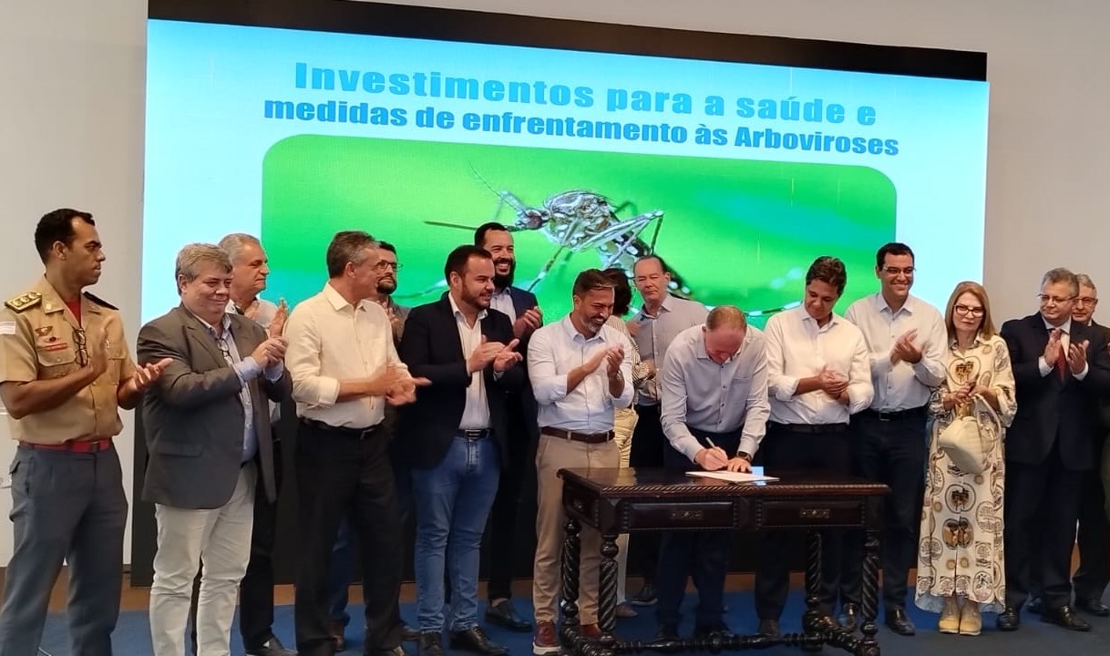 Foto das autoridades no Palácio Anchieta, onde aconteceu a solenidade