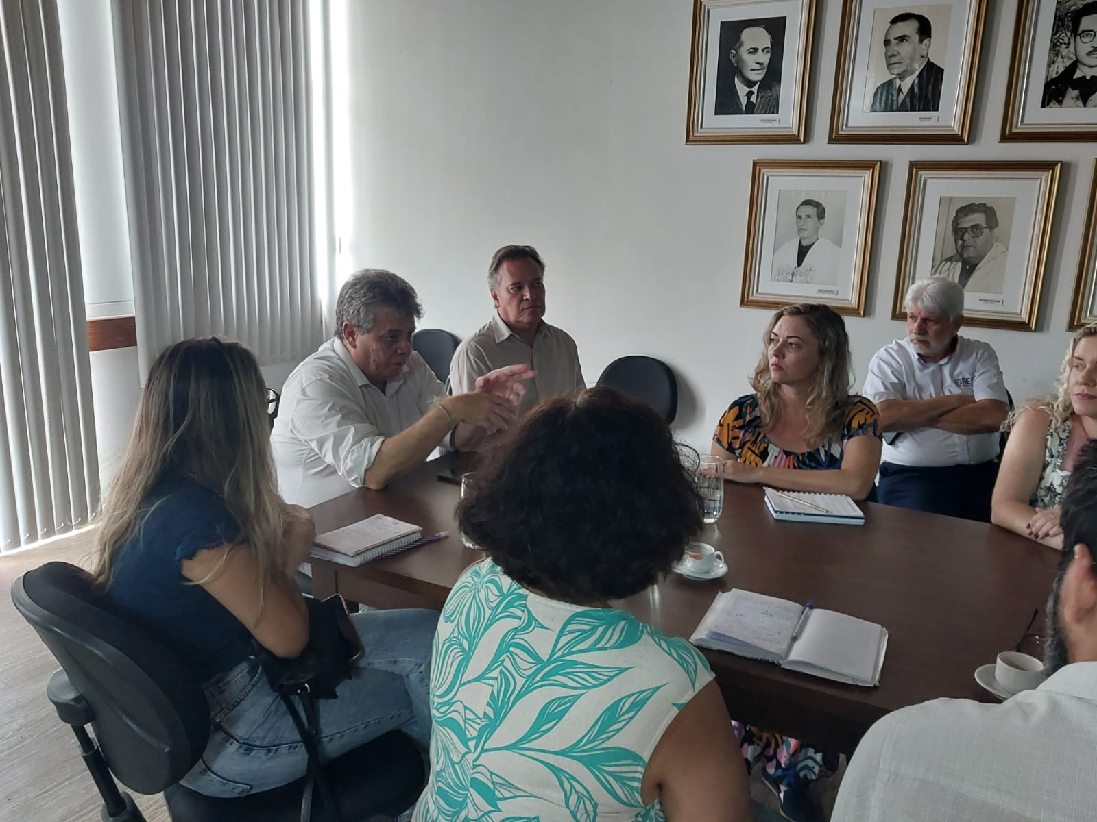 Foto da reunião, com o reitor falando para os presentes