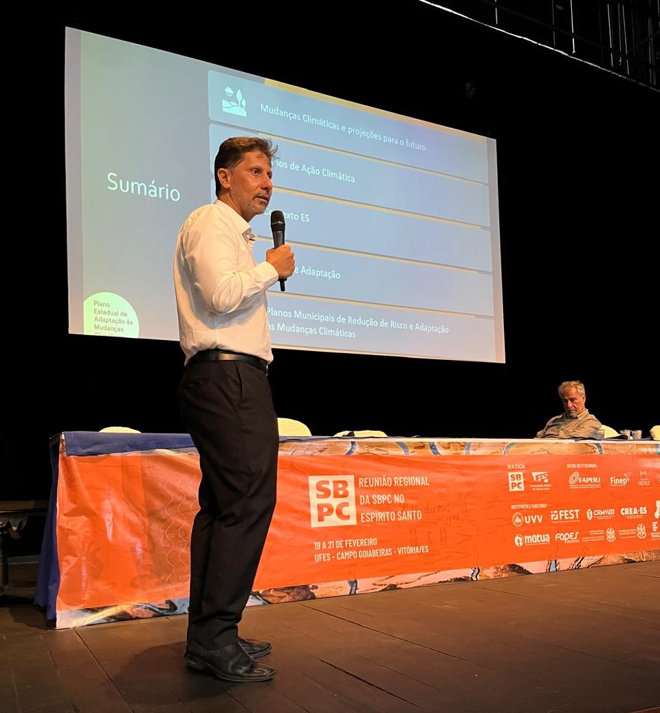 Foto do professor Neyval Reis no palco do Teatro na conferência Adaptação climática do estado do Espírito Santo