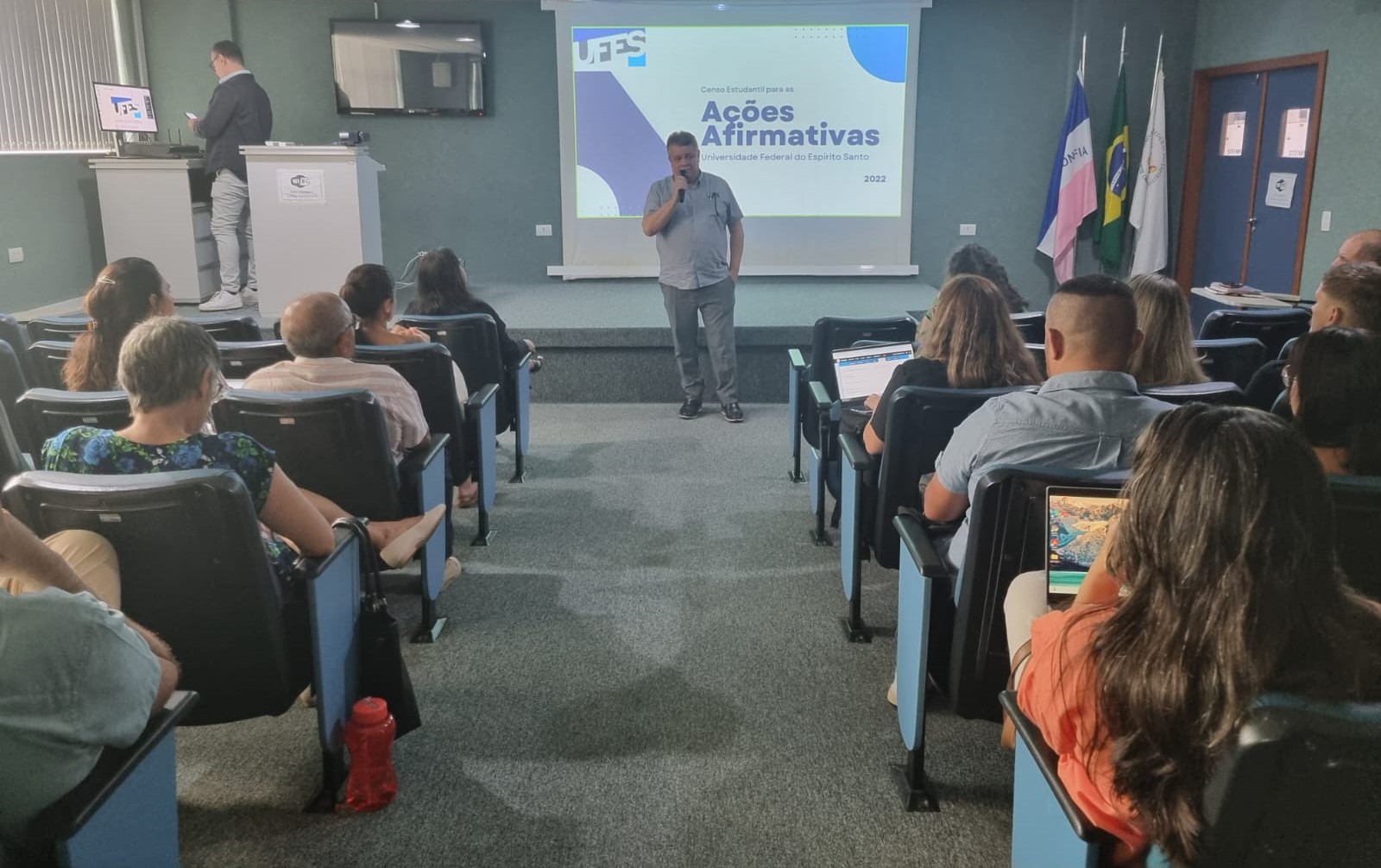 O reitor à frente do auditório abrindo a reunião de planejamento 