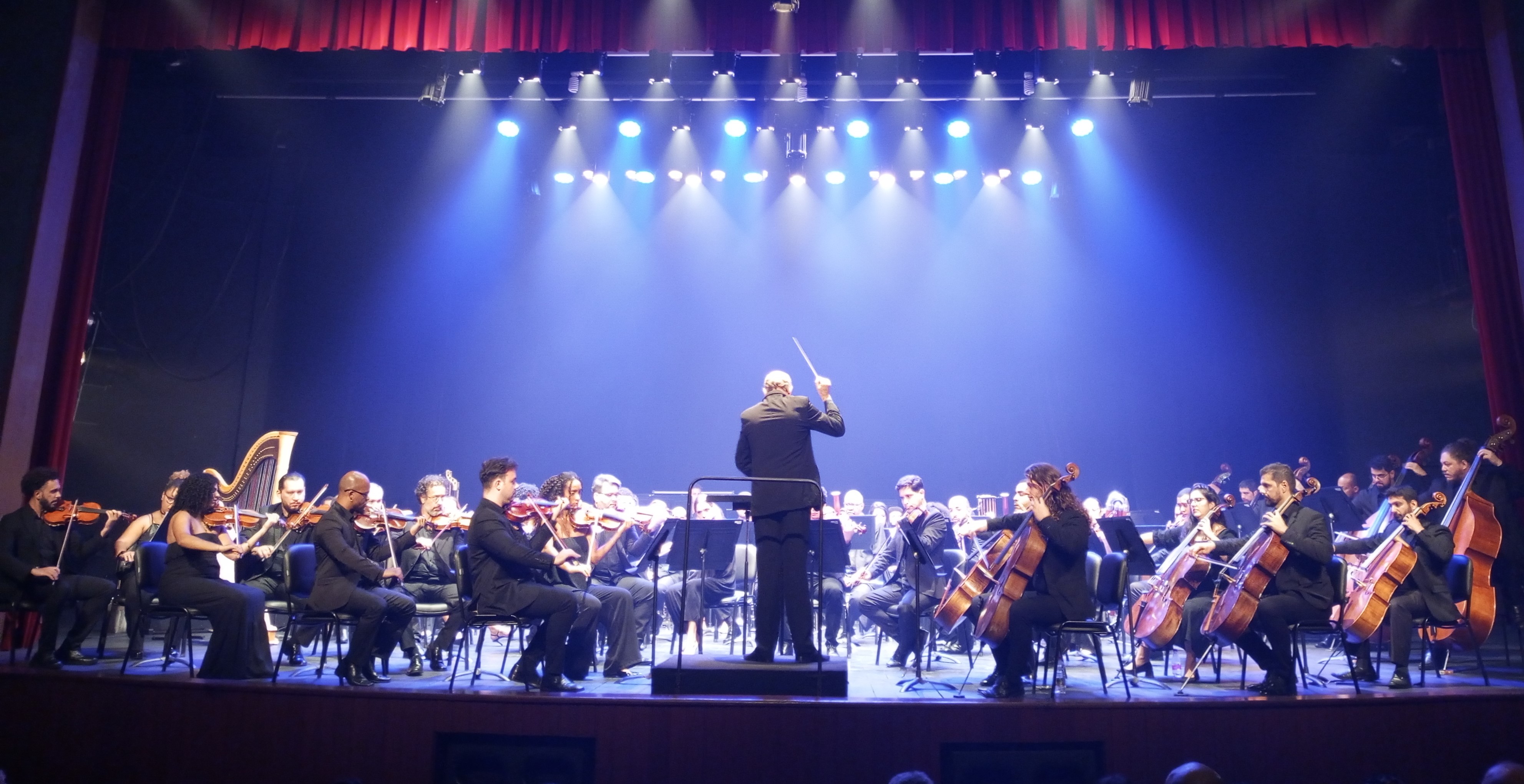 Foto da Orquestra Sinfônica do Estado do Espírito Santo se apresentando no palco