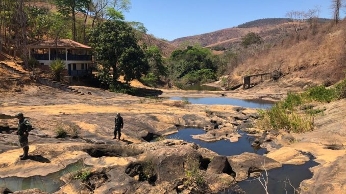 Foto do rio Santo Joana, um dos afluentes do Rio Doce, com grandes áreas secas