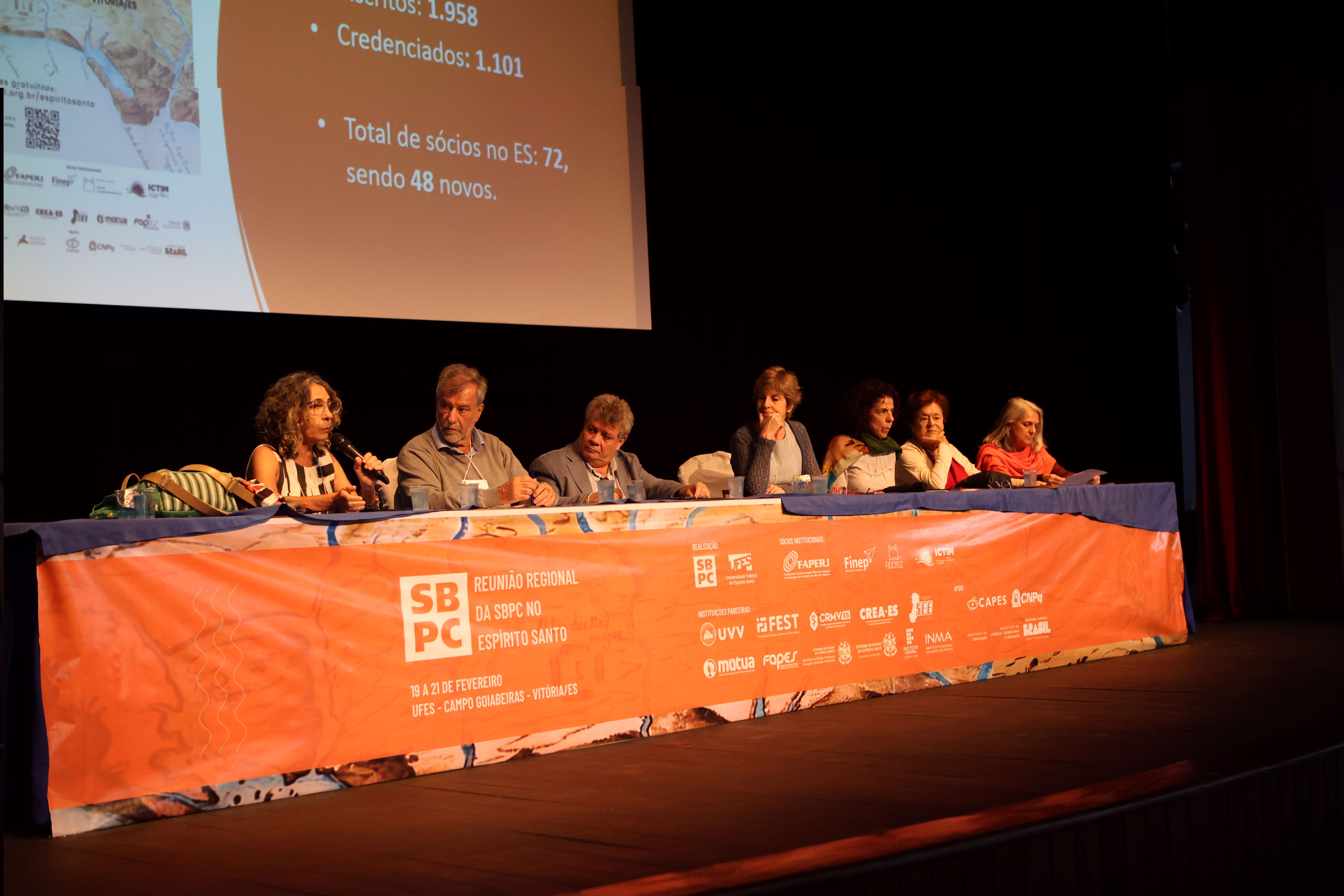 Foto dos organizadores do evento na mesa de encerramento