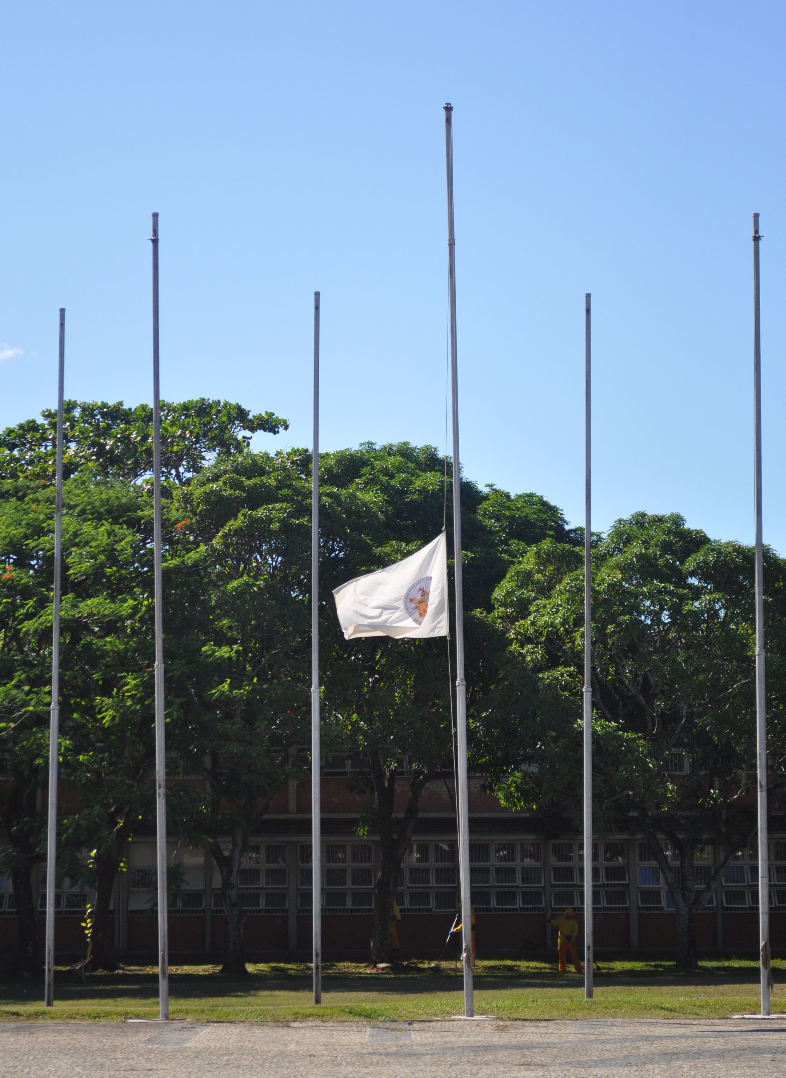 Foto da bandeira da Ufes hasteada a meio mastro