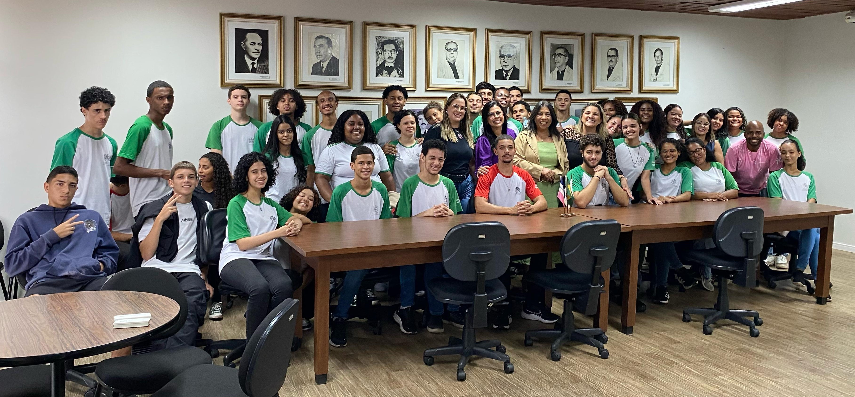 Foto de todo o grupo com a vice-reitora Sonia Lopes na sala de reuniões da Reitoria