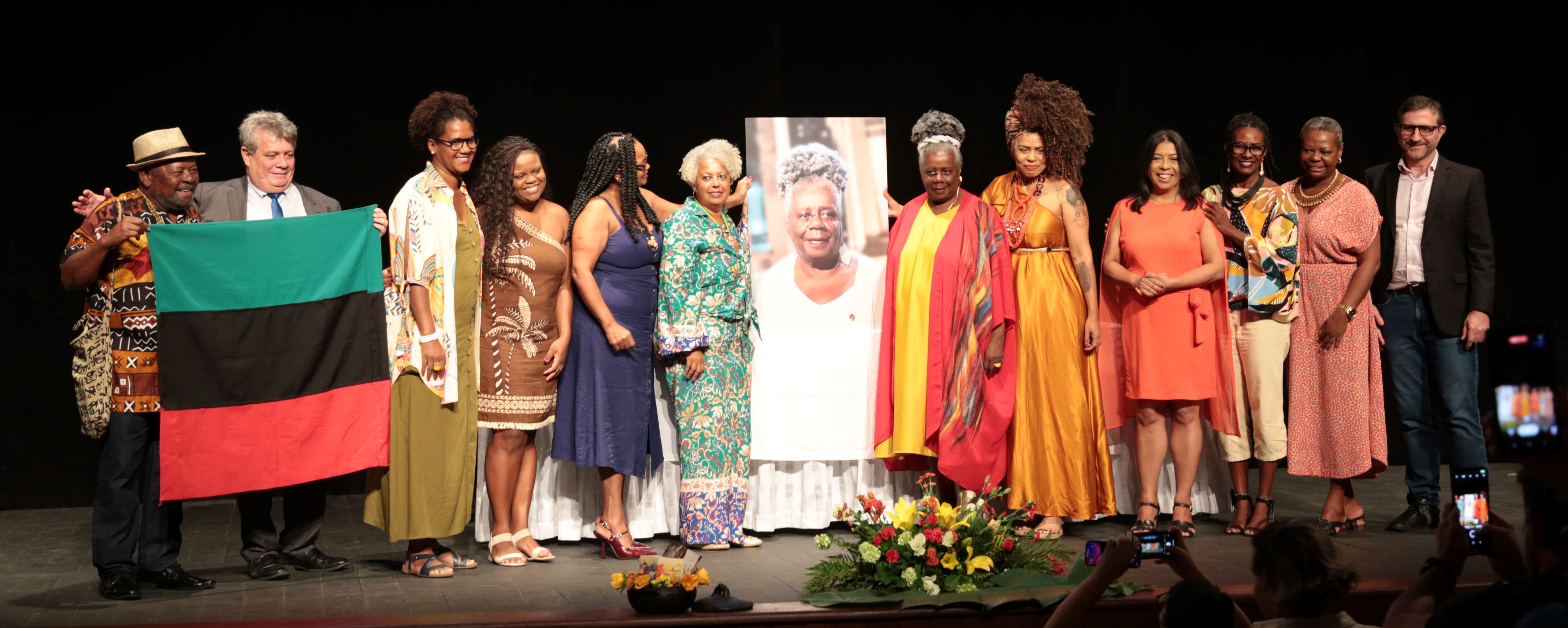 Conceição Evaristo com as alunas, professoras e representantes do Movimento Negro que lhe renderam homenagens
