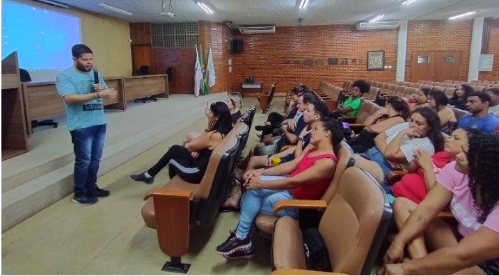 O estudante Bruno Martins compartilhou com os trabalhadores suas vivências enquanto pessoa com deficiência Foto do estudantes falando aos trabalhadores no auditório
