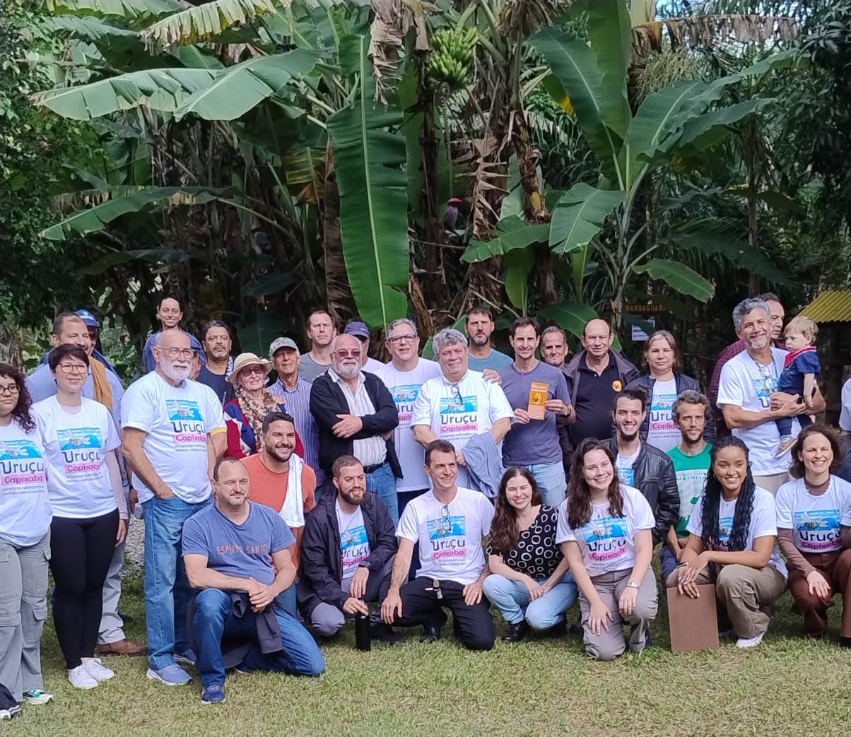 Os participantes do evento posando para a foto em uma área aberta
