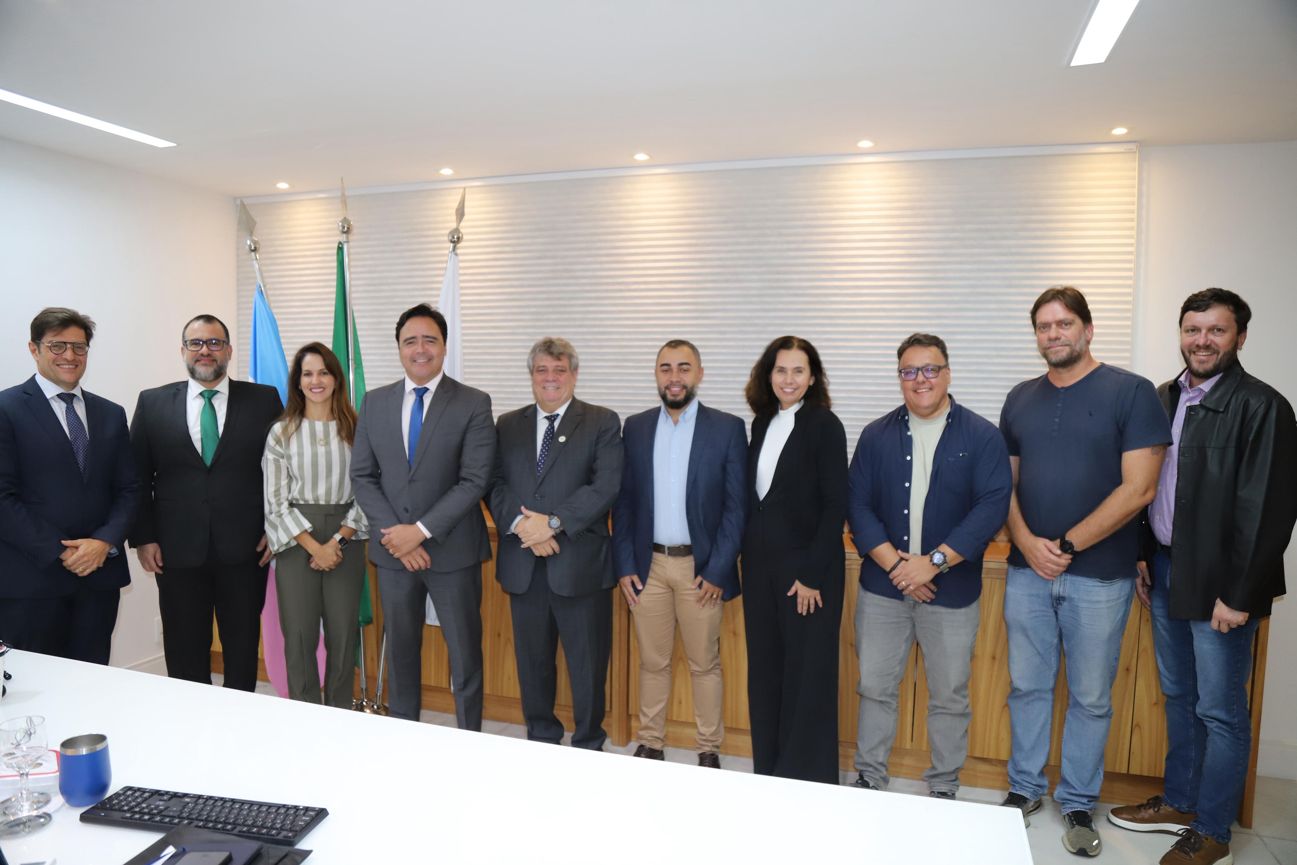 Foto dos representantes da Ufes e do Ministério Público do Espírito Santo