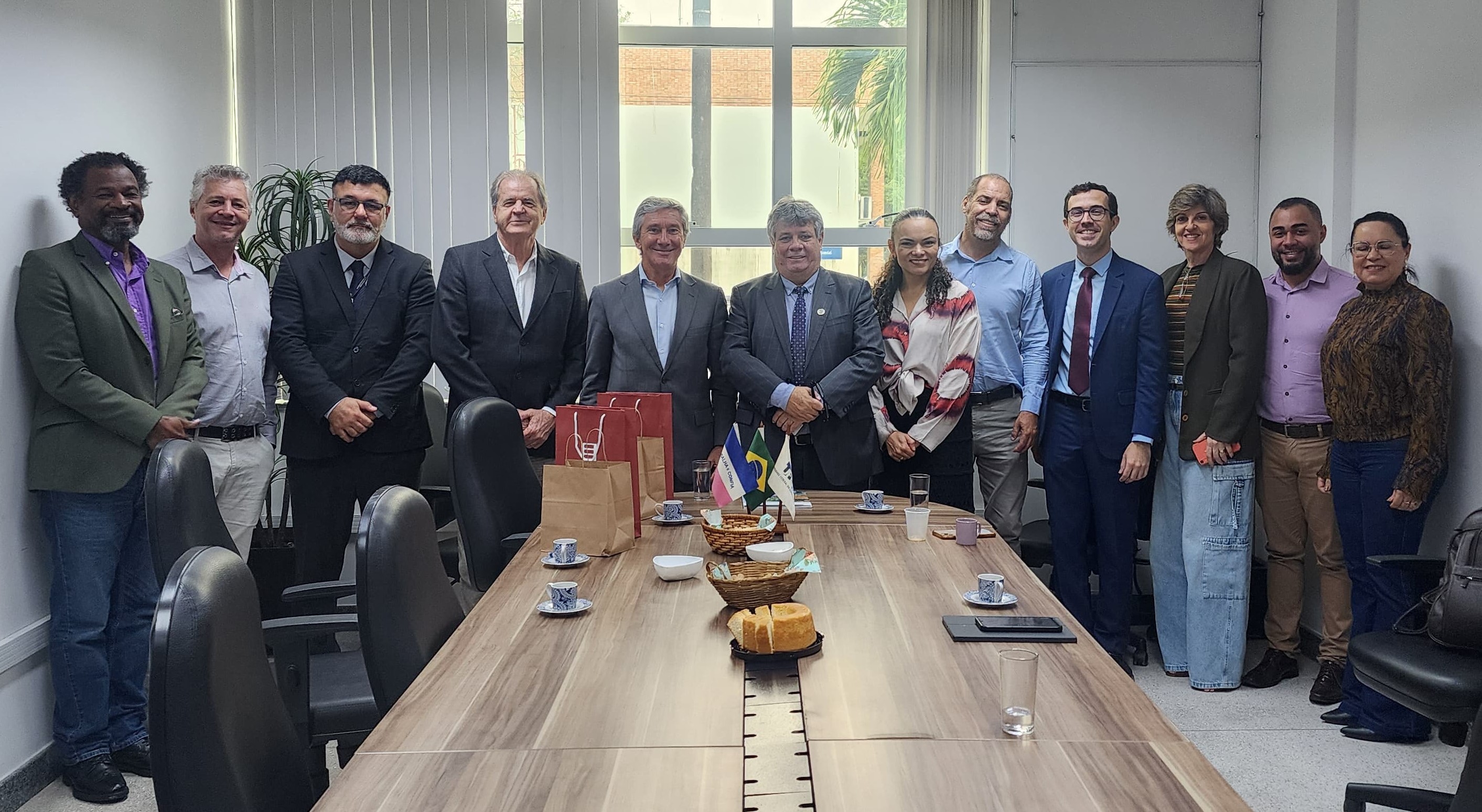 Foto do embaixador e do cônsul honorário de Portugal com os gestores da Ufes, em uma sala de reuniões