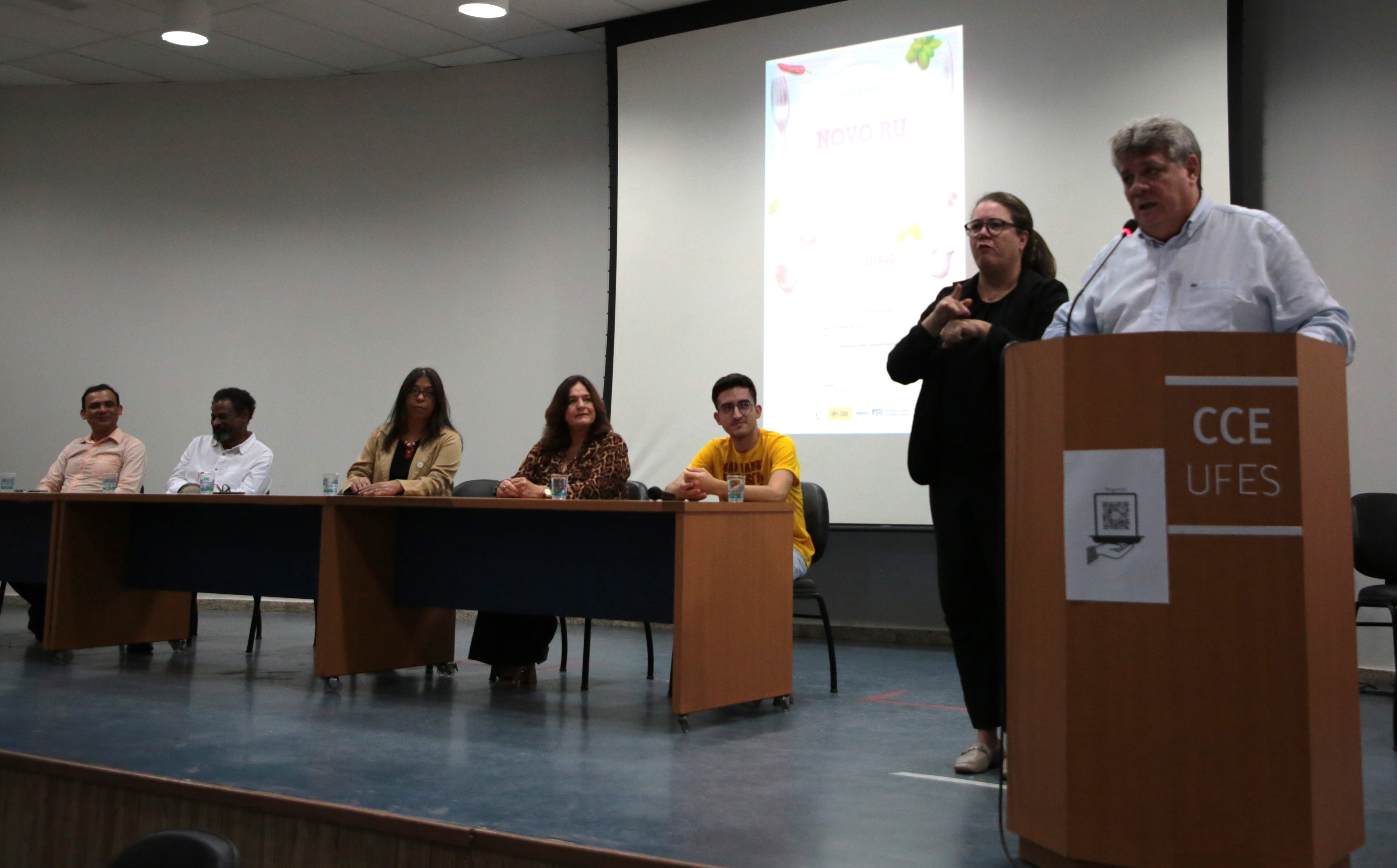 Foto do reitor falando na abertura do evento. Na mesa, os demais presentes