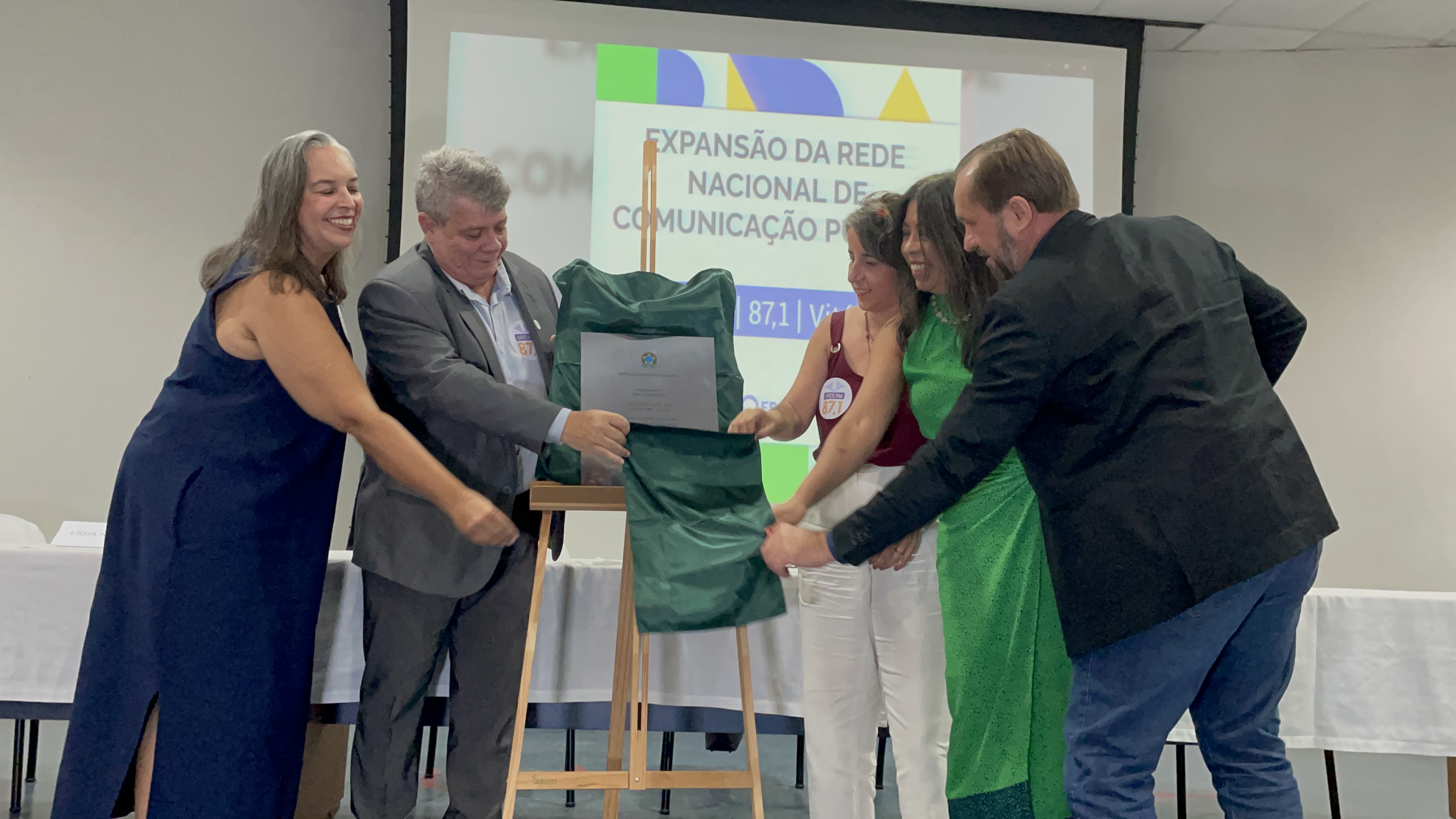 Foto do descerramento da placa de inauguração da rádio