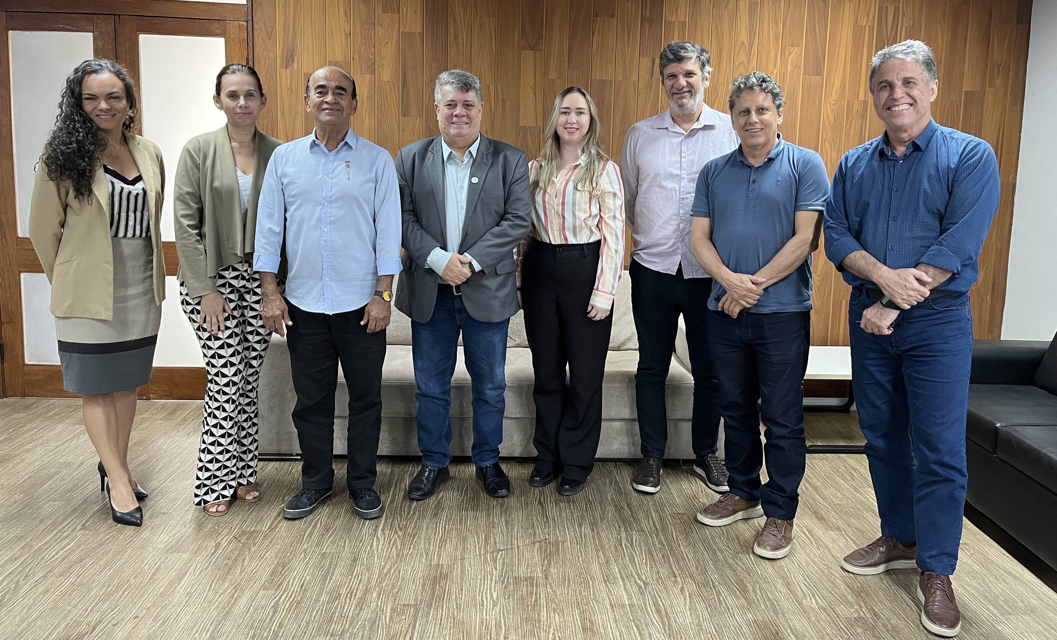 Foto dos participantes da reunião na sala de reuniões da reitoria
