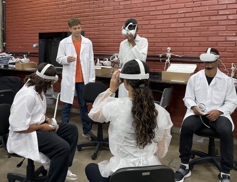 Foto de um grupo de estudantes usando óculos de realidade virtual