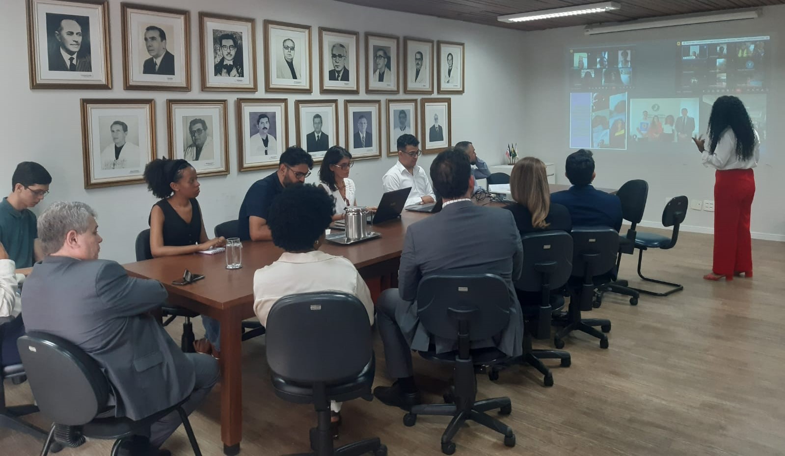 Foto da reunião, com a professora Rosely apresentando o aplicativo