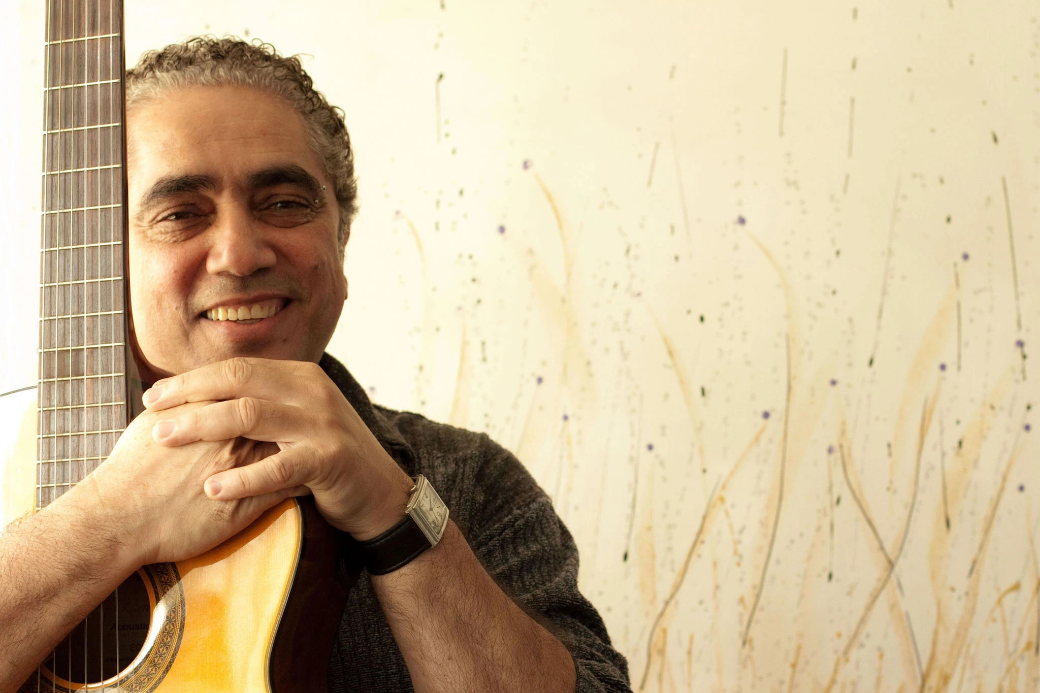 Foto do cantor segurando um violão