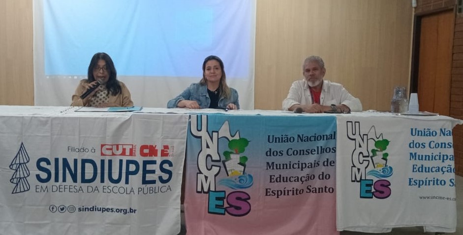 Na foto, Sonia Lopes, Cinthya Oliveira e o conselheiro da UNCME-ES, Paulo Araújo, durante a mesa temática