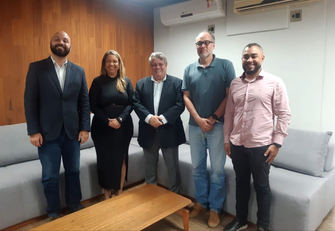 Da esquerda para a direita, o diretor de Fiscalização do Procon-ES, Fabrício Pancotto; a diretora-geral do Procon-ES, Letícia Coelho; o reitor Eustáquio de Castro; o diretor do Itufes, Patrício Pires; e o diretor de Relações Interinstitucionais, Gustavo Cardoso