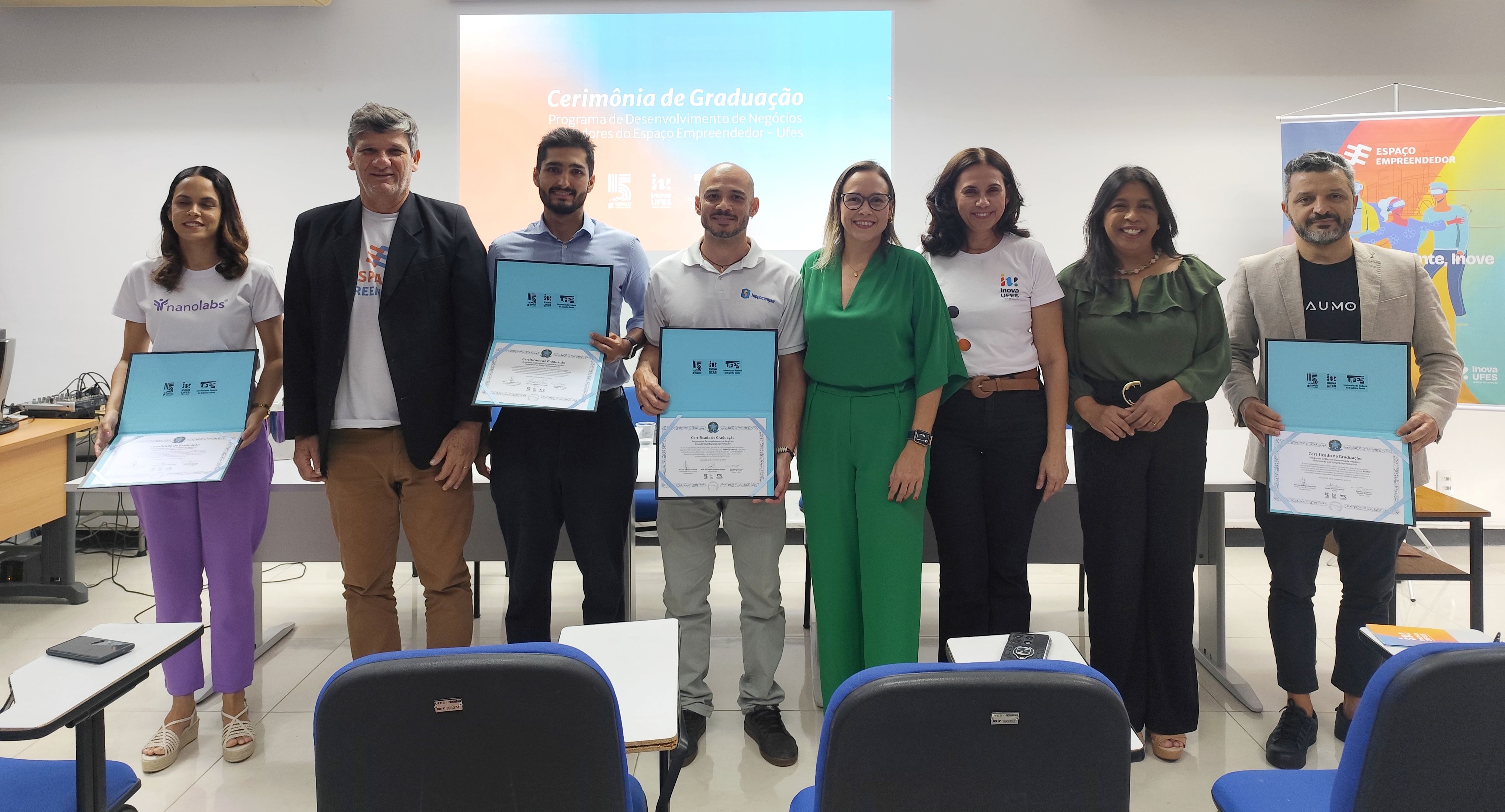 Foto dos representantes das empresas com os certificados