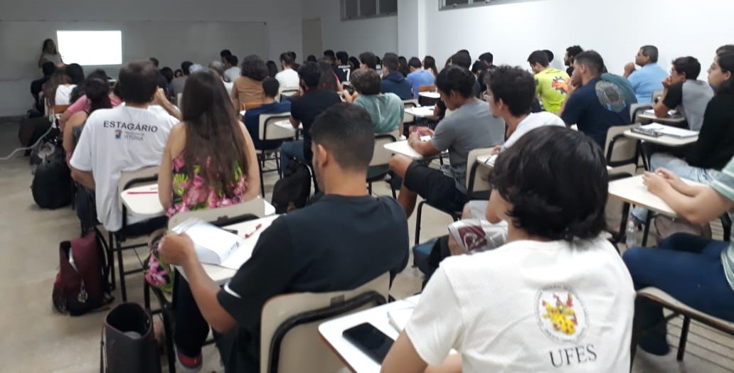 foto de um sala de aula com estudantes