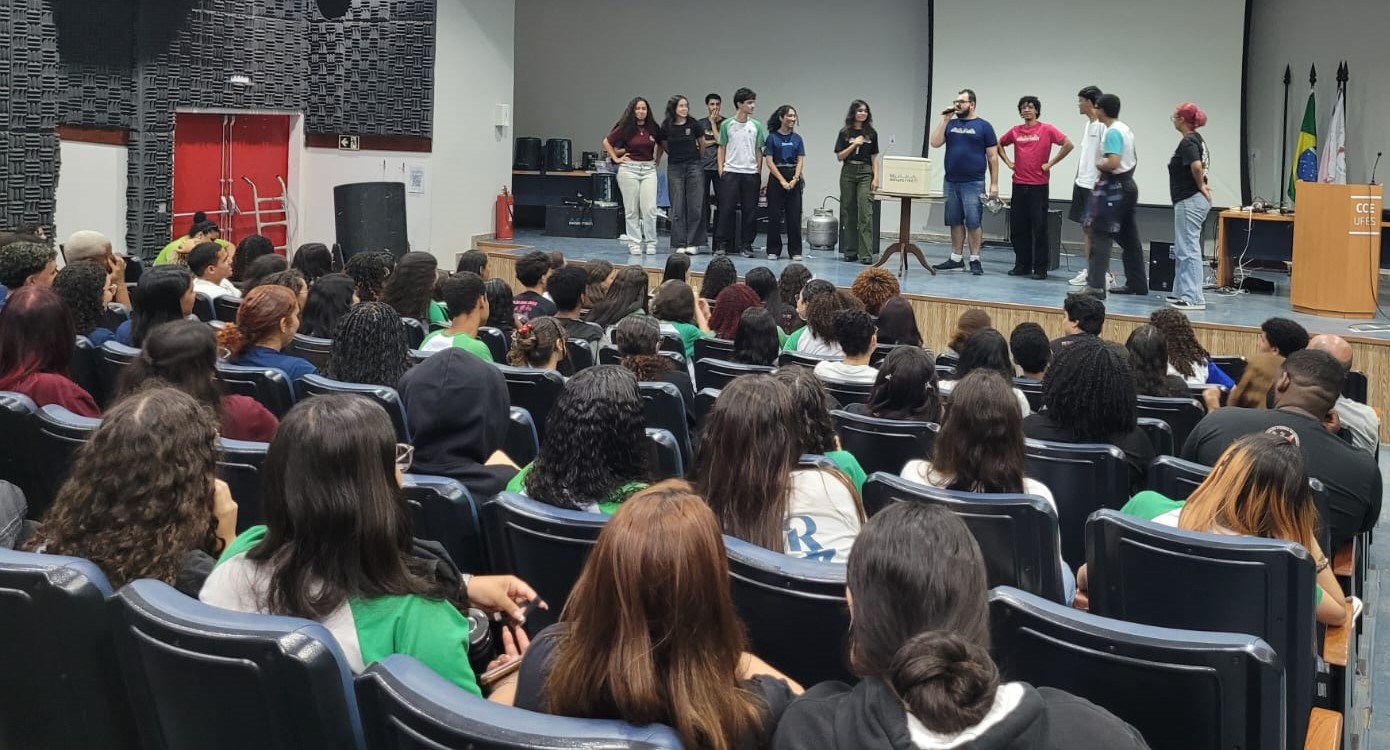 Foto dos estudantes no auditório onde aconteceu o Show de Física