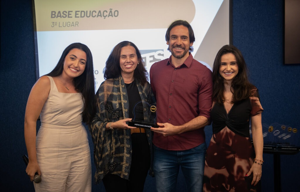 Foto dos representantes da Ufes segurando o prêmio ao lado de duas representantes do Hub Base 27