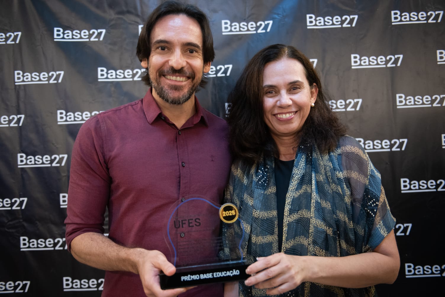 Foto dos representantes da Ufes segurando o prêmio